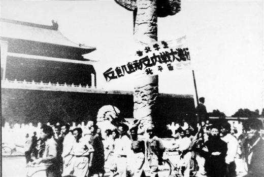 <div class='bigPicInfo'><div class='aPageNum png_bg'><p class='curNum'>83</p><p class='allNum'>94</p></div></div><div class='divcount'>
北平学生在天安门前举行“反饥饿，反内战”大游行。</div>